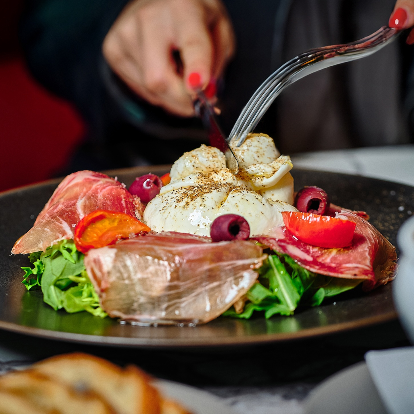 NINETEEN EIGHTYLOUNGE & BAR