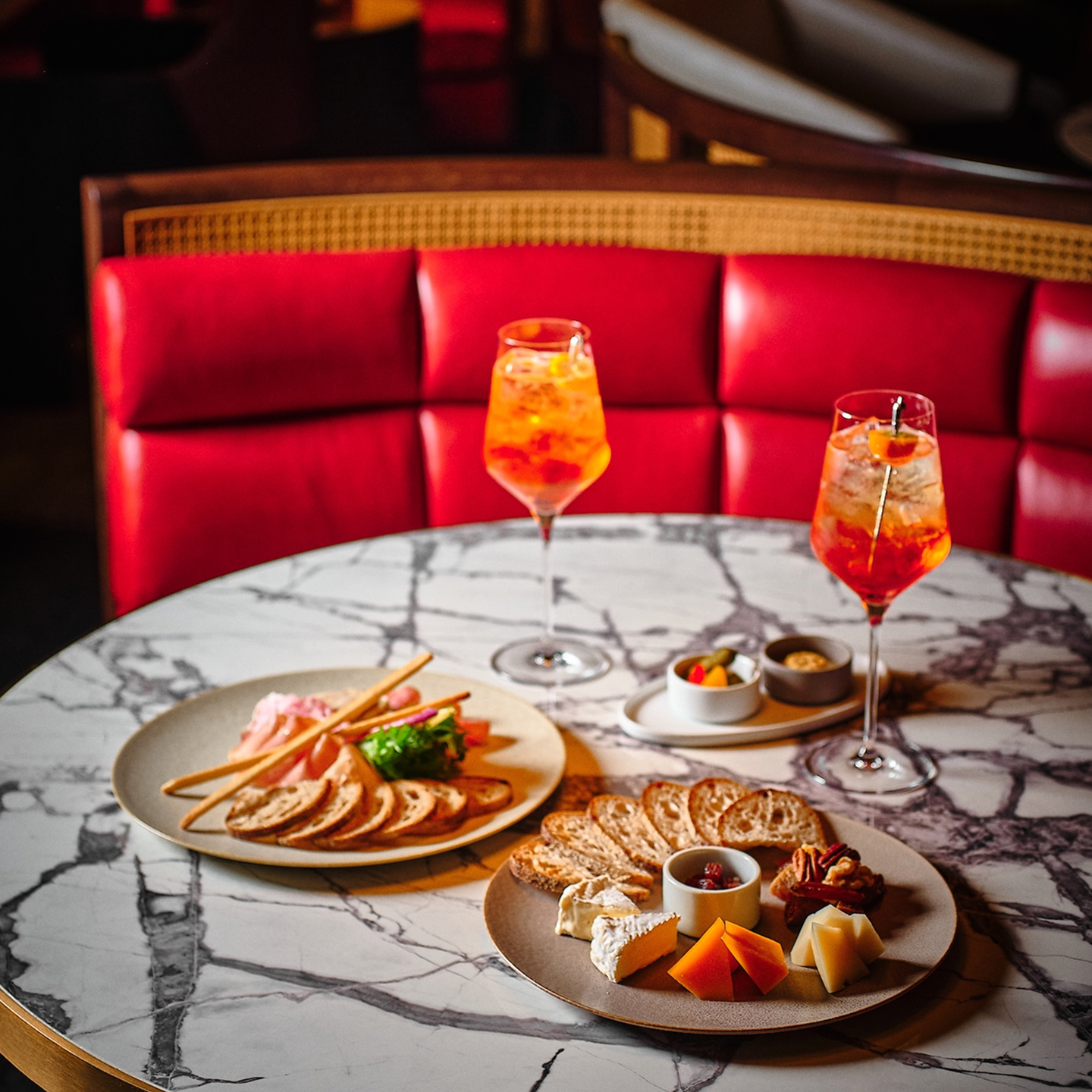 NINETEEN EIGHTYLOUNGE & BAR